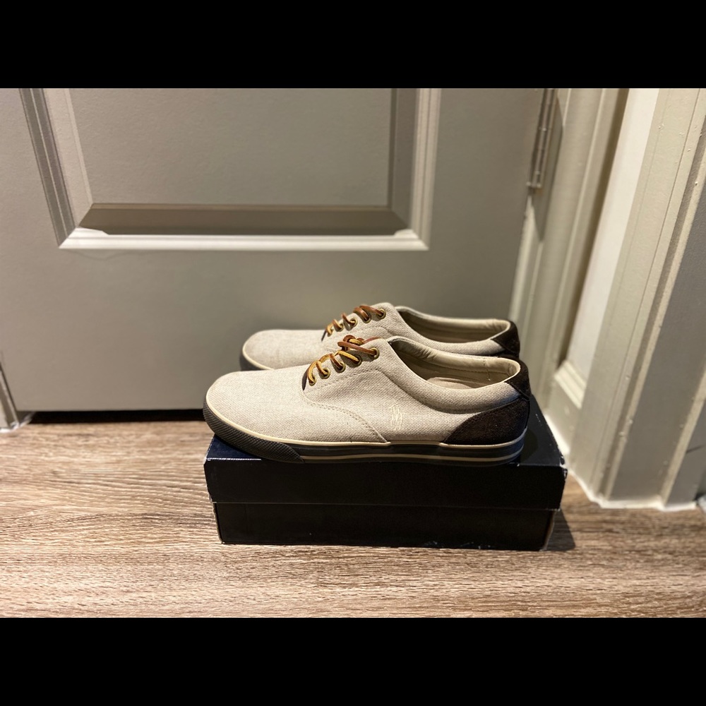 A men’s polo sneaker
